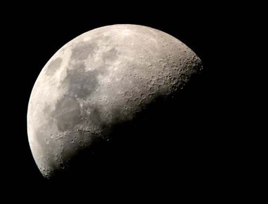 10 土 出発 粟国島 月面撮影のテクニックを教えます 天体写真教室 スマホで月面撮影にチャレンジ スマホの壁紙を自分で撮影した月の画像にしませんか 2日間 離島観光 交流促進事業 島あっちぃ の公式サイト